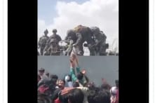 Em bé được chuyển qua hàng rào sân bay Afghanistan đã đoàn tụ với cha mẹ