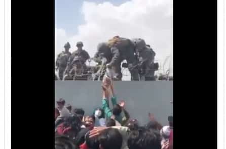 Em bé được chuyển qua hàng rào sân bay Afghanistan đã đoàn tụ với cha mẹ