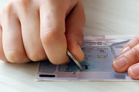 Người phụ nữ bị hủy chuyến bay nhưng trúng số độc đắc 1 triệu đô la