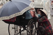 Sài Gòn trước giờ “ai ở đâu, ở yên đấy” – Người đàn ông đau yếu chết gục trên xe lăn