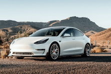 Chế độ lái tự động của xe Tesla giúp sản phụ thuận lợi sinh nở trên xe