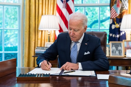 TT Biden ký luật cấm nhập khẩu hàng hóa Trung Quốc sử dụng lao động cưỡng bức