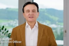 CEO AstraZeneca kêu gọi chính phủ Anh tạm dừng tiêm liều vắc-xin COVID-19 bổ sung