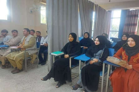 Giảng đường thời Taliban: Rèm căng giữa lớp chia sinh viên nam và nữ