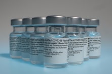 Nhật Bản phát hiện chất nhiễm bẩn trong nhiều lọ vắc-xin COVID-19 của Pfizer