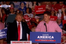 Binh sĩ cứu em bé tại sân bay Kabul bị điều tra vì xuất hiện trong sự kiện của ông Trump