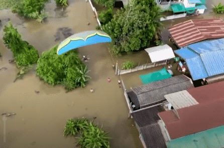 Tình nguyện viên Thái bay dù lượn thả hàng hóa cho người dân vùng lũ