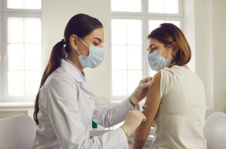 Người sáng lập BioNTech: Omicron không gây ra bệnh nặng cho những người đã chủng ngừa
