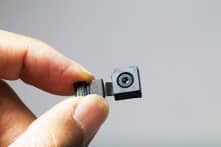 Làm cách nào để tìm thấy camera quay lén trong phòng khách sạn?