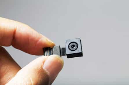 Làm cách nào để tìm thấy camera quay lén trong phòng khách sạn?