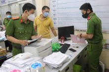 Cán bộ phường ở TP.HCM ‘ra giá tiêm vắc-xin COVID-19’ từ 1-5 triệu đồng bị khởi tố
