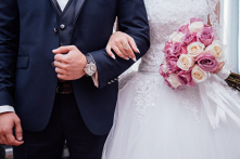 Cô dâu được cảnh sát đưa đến nơi tổ chức hôn lễ khi xe cưới bị hỏng