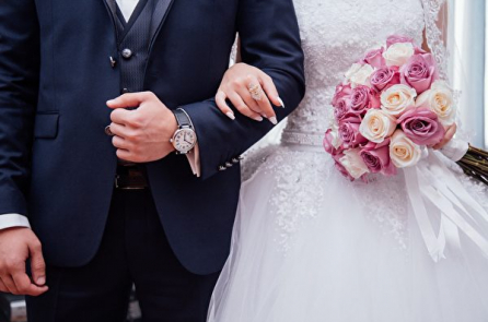 Cô dâu được cảnh sát đưa đến nơi tổ chức hôn lễ khi xe cưới bị hỏng