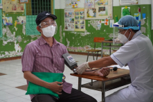 Ngày 12/9 có 12.017 ca COVID-19; Việt Nam vượt 600.000 ca