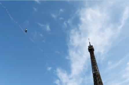 Nín thở với màn đi dây thăng bằng qua tháp Eiffel