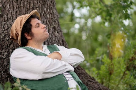 Người đàn ông dành hết tiền tiết kiệm để sống như người Hobbit trong tiểu thuyết