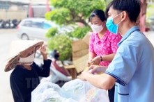 TP.HCM: Người dân được phát 15kg gạo cứu trợ nhưng phải ký nhận 1,5 triệu đồng