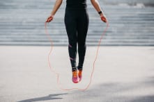 Cô bé 13 tuổi bị mẹ bắt nhảy dây 3000 cái mỗi ngày để tăng chiều cao