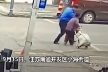 TQ: Quản lý đô thị ném người già văng xa tại Giang Tô [VIDEO]