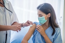 Viêm tủy sống hiếm gặp được liệt kê là tác dụng phụ tiềm ẩn khi tiêm vắc-xin COVID