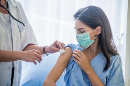 Viêm tủy sống hiếm gặp được liệt kê là tác dụng phụ tiềm ẩn khi tiêm vắc-xin COVID