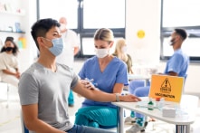 Khảo sát tại Mỹ: 68% cha mẹ không đồng ý bắt buộc tiêm vắc-xin COVID-19 cho trẻ em