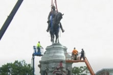 Tượng của tướng Robert E. Lee bị dỡ bỏ ở Thủ phủ của Virginia
