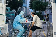 TP.HCM rút khoảng cách giữa 2 mũi vắc-xin AstraZeneca xuống còn 6 tuần