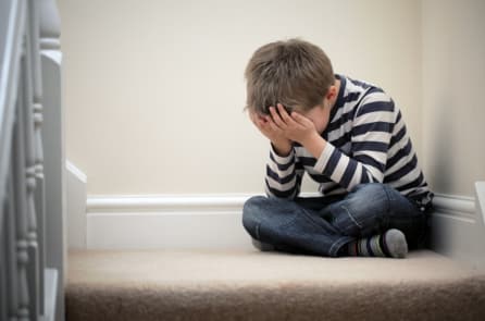 Nhận biết sự lo lắng ở trẻ và cách giúp đỡ chúng