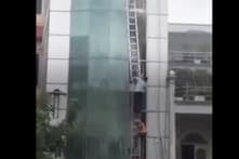 [VIDEO] Leo thang giải cứu 15 người mắc kẹt trong ngôi nhà cháy, 1 người bị rơi từ tầng 4