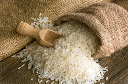 Trong đại dịch, bố mẹ Nhật cho người thân ôm bao gạo thay con nhỏ mới sinh