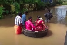 Cặp đôi Ấn Độ ngồi trong nồi nhôm lớn để đến nơi kết hôn