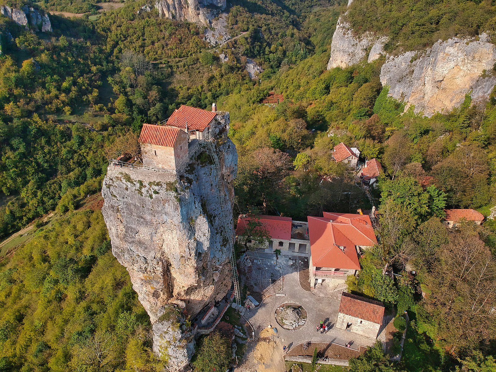 ẩn sĩ sống trên cột đá Katskhi Pillar 