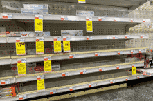 Khủng hoảng chuỗi cung ứng tại Mỹ: Kệ hàng trống không, người mua thất vọng