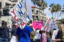 California: Hàng ngàn người bãi công phản đối bắt buộc học sinh tiêm vắc-xin COVID-19