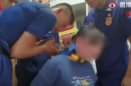 “Dở khóc dở cười” bé trai khóa cổ mẹ nhưng quên mã khóa