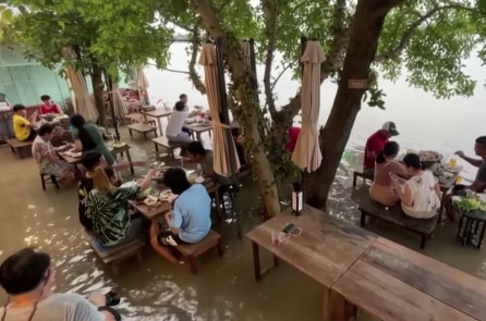 Sáng kiến kinh doanh giúp chủ nhà hàng Thái Lan thắng lớn mùa mưa lũ
