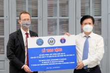 Việt Nam tiếp nhận 77 tủ lạnh âm sâu do Mỹ tặng