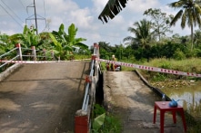 Một đêm thêm 55 ca COVID-19, Hậu Giang lập gấp chốt, tăng cách ly tập trung