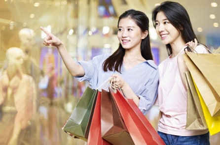 Phụ nữ giàu Trung Quốc “khó ở” vì không được ra nước ngoài mua sắm