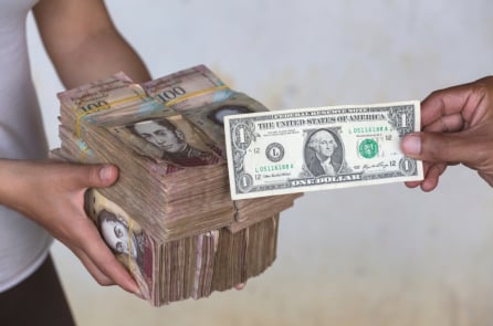 Siêu lạm phát hơn 5.500%, Venezuela đổi tiền, cắt bớt 6 số 0