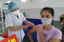 Việt Nam: Hàng loạt tỉnh, thành bắt đầu tiêm hàng triệu liều vắc-xin Trung Quốc cho người dân