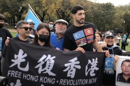 Ngôi sao bóng rổ Enes Kanter thay đổi họ để đấu tranh cho tự do