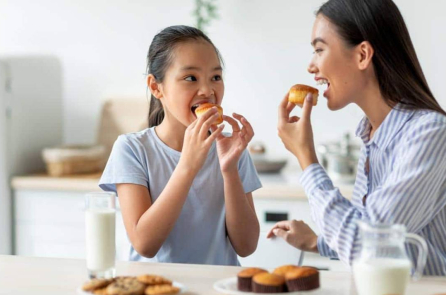 Mẹo hay giúp các mẹ ngăn việc con trẻ ăn vặt quá nhiều