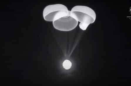 Tàu của SpaceX đưa 4 phi hành gia trên ISS trở về Trái Đất an toàn