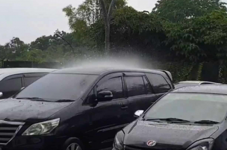 Cảnh tượng hy hữu: Cơn mưa kỳ lạ chỉ rơi vào 1 chiếc ô tô trong bãi đỗ xe