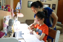 Số ca COVID-19 tăng, học sinh tại Hà Nội và nhiều tỉnh dừng ‘học trực tiếp’, chuyển ‘học online’