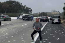California: Tiền giấy rải đầy trên đường, nhiều người xuống xe “hôi của”
