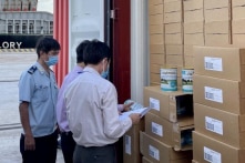 Sau gần 1 tháng ‘mắc kẹt’, hơn 22.000 hộp sữa cứu trợ trẻ em đã thông quan