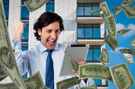 Người đàn ông trúng 2,4 triệu đô la sau khi bị vợ bắt mua xổ số